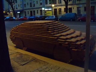 Representación de un coche hecha con ladrillos.