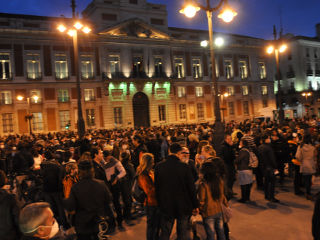 Multitud con mascarillas cerca del final del acto.