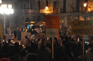 Dos carteles de Anónimos.