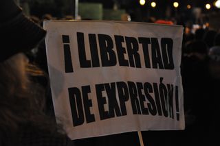 Un cartel a favor de la libertad de expresión.