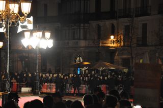 Más manifestantes al otro lado de la alfombra roja.