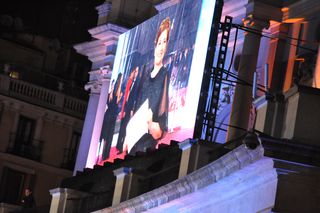 Assumpta Serna sostiene un cartel a favor de WikiLeaks.