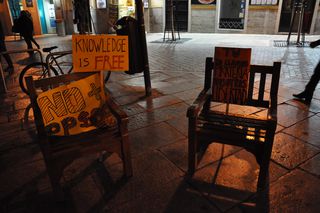 Sillas con carteles.