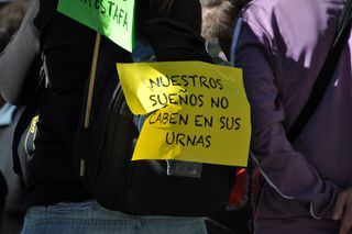 Cartel en una mochila.