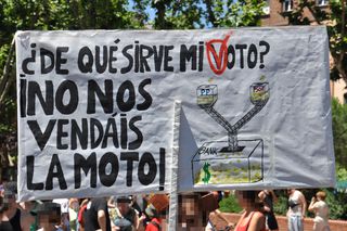 Cartel que cuestiona la validez del sistema de representación actual.