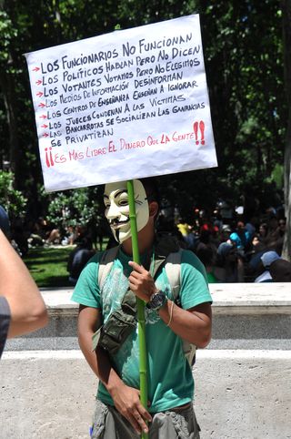 Un hombre con una máscara de Guy Fawkes.