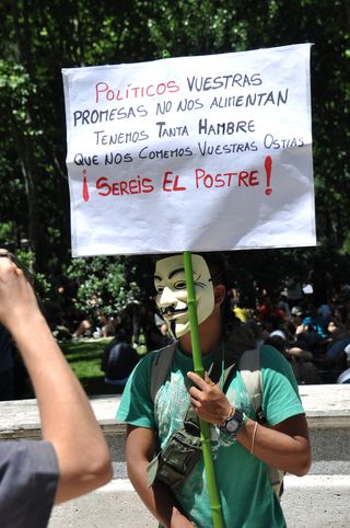 Un hombre con una máscara de Guy Fawkes.