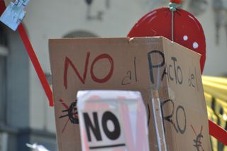 Cartel contra el Pacto del Euro.