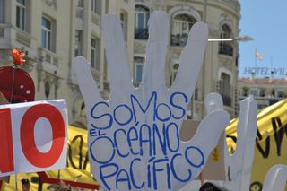 Cartel con forma de mano.