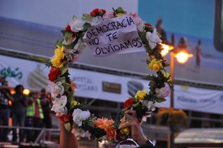 Una corona de flores para la democracia.