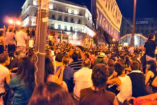 Los asistentes, sentados durante el discurso de uno de los grupos.