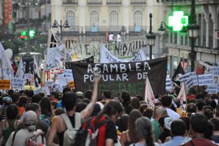 Manifestantes que entran en Sol.