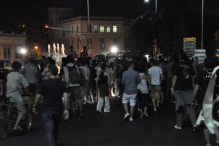 Manifestantes bloquean el tráfico en la Plaza del Emperador Carlos V.