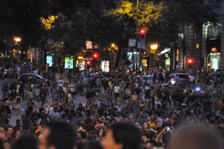 Manifestantes descienden por la Calle de Alcalá.