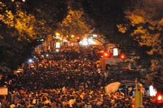 Manifestantes que ascienden por la Calle Atocha.
