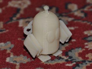 Una figurita de plástico con forma de robot.