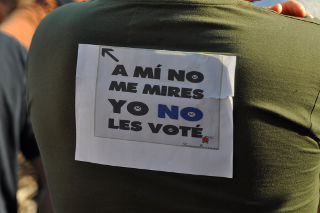 Pegatina en la espalda de un manifestante.