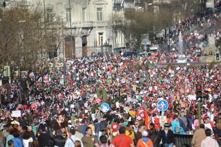 Muchedumbre concentrada en Cibeles.