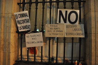 Carteles sobre el efecto de los recortes en la sanidad.