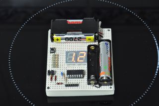 Voltímetro para pilas con interruptor de encendido.