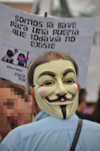 Hombre con una máscara de Guy Fawkes.