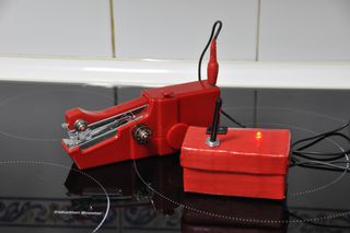 Máquina de coser portátil con su nuevo mando.