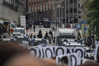 Cortes defendidas por policías.