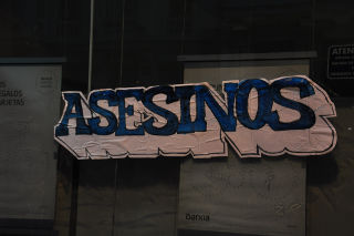 Cartel pegado a un escaparate.