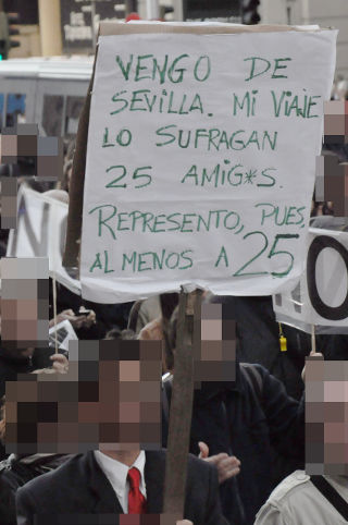 Caballero sevillano sostiene un cartel.