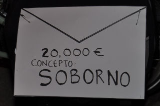 Cartel con forma de sobre.