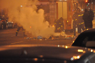 Bomberos extinguen un fuego en Delicias.