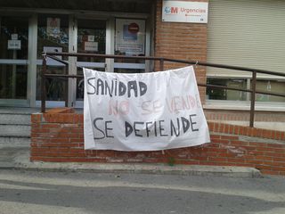 Cartel reivindicativo frente a un centro de atención primaria.