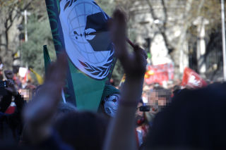 Bandera de Anonymous y máscara de Guy Fawkes.