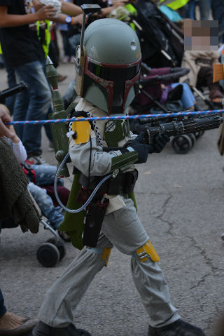 Niño con disfraz de Boba Fett.