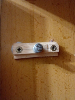 Soporte de madera ya instalado.