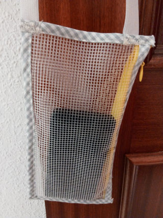 Bolsa colgada de un picaporte.