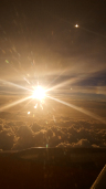Sol bajo visto desde el interior de un avión.