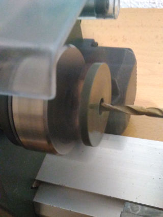 Taladrado del agujero para el tornillo.