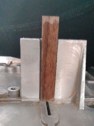 Raíl de madera metido en el carril.