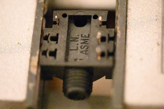 Retirando los contactos del conector.
