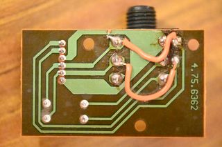 Lado del cobre de la placa de la salida de auriculares.