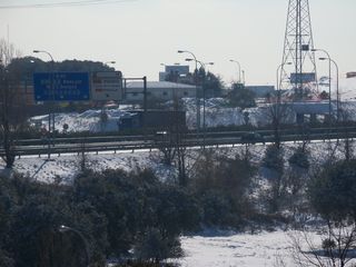 Una carretera con nieve alrededor de ella.