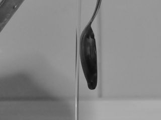 Chorro de agua separado de una cucharilla y recto.