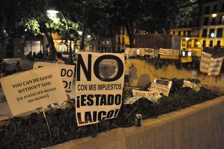 Carteles plantados en Tirso de Molina.