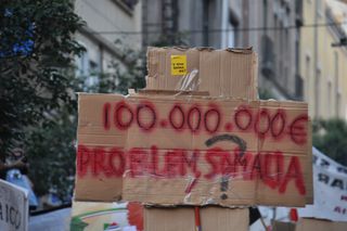 Cartel sobre agravios económicos.