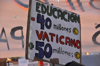 Cartel sobre agravios económicos.