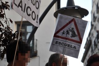 Cartel sobre la pederastia.