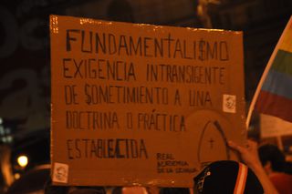 Cartel difícil de clasificar.