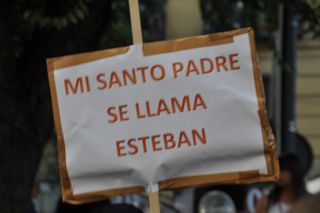Cartel difícil de clasificar.