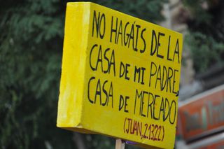 Cartel sobre el catolicismo vuelto contra sus preceptos.